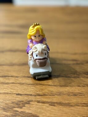 Fisher-Price Little People Disney Princess Rapunzel Klip Klop figure